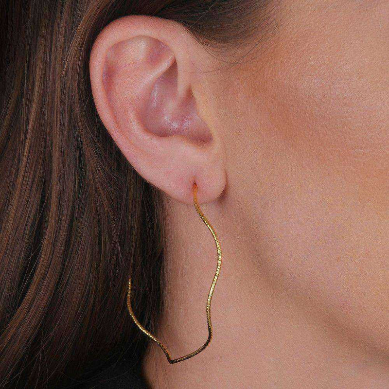 Argola Dourada Ondulada Assimétrica - Galeria