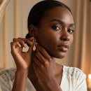 Brinco Prateado de Argolinha Com Búzios