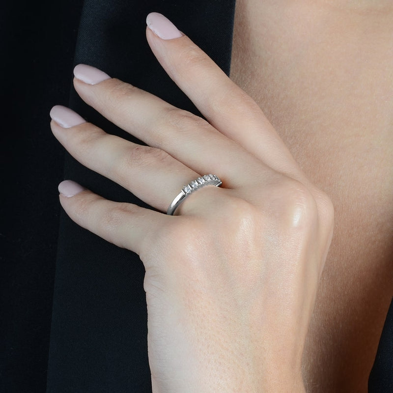 Anel Prateado Aparador de Aliança Cravejado com 7 Pedras de Zircônia - Galeria